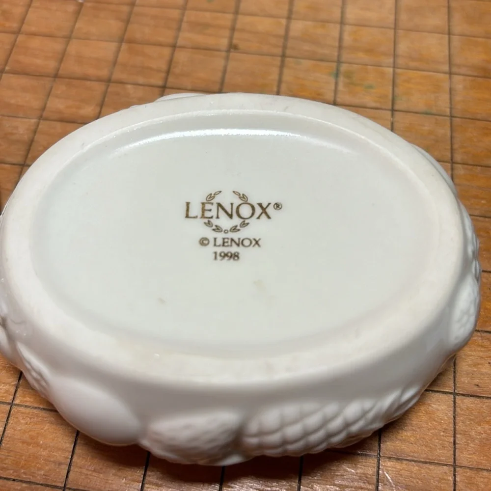 Lenox Fruits Embossed Ceramic Trinket Box Made 1998 EVC Creamy Ivory Gold Trim